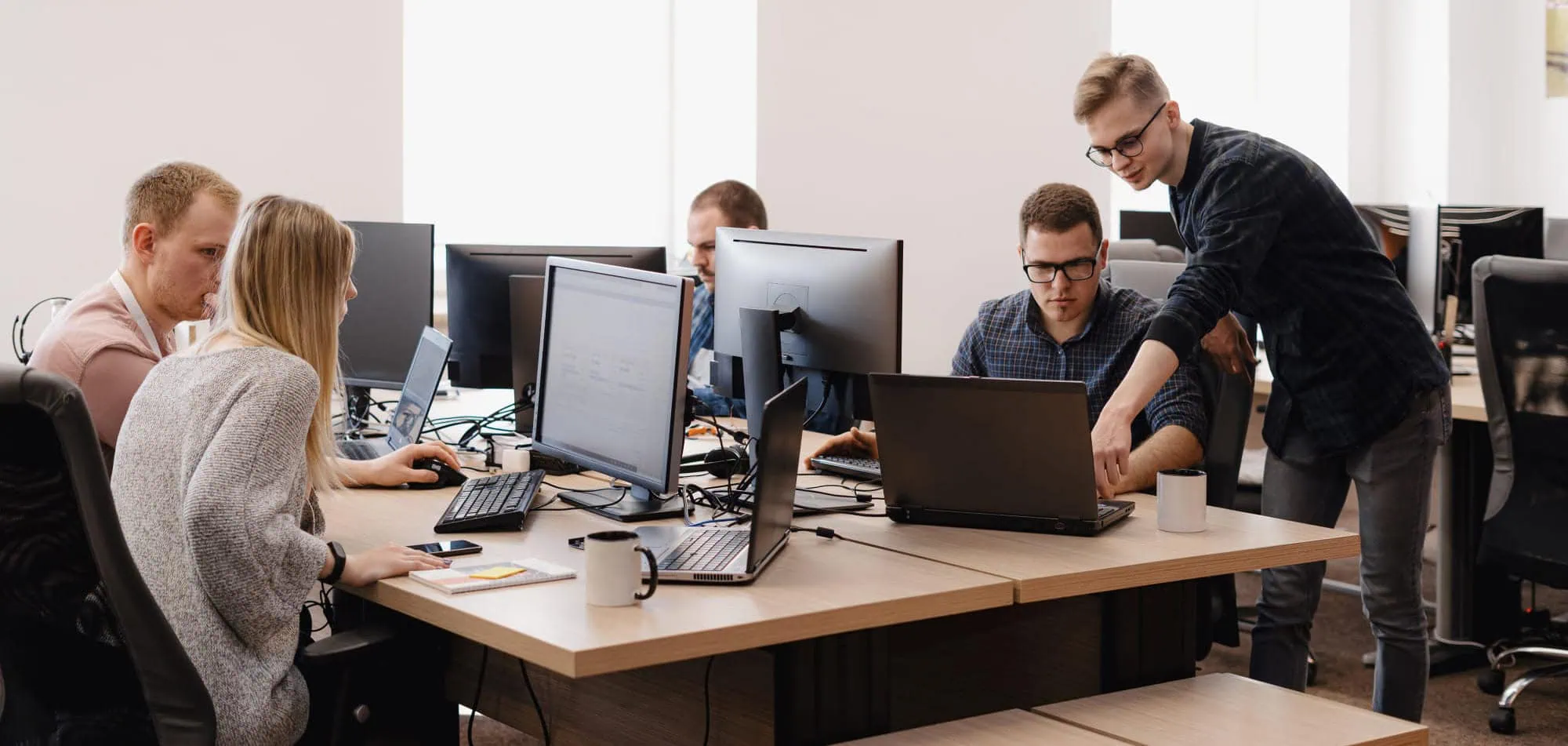 Homme informaticien sur un ordinateur portable