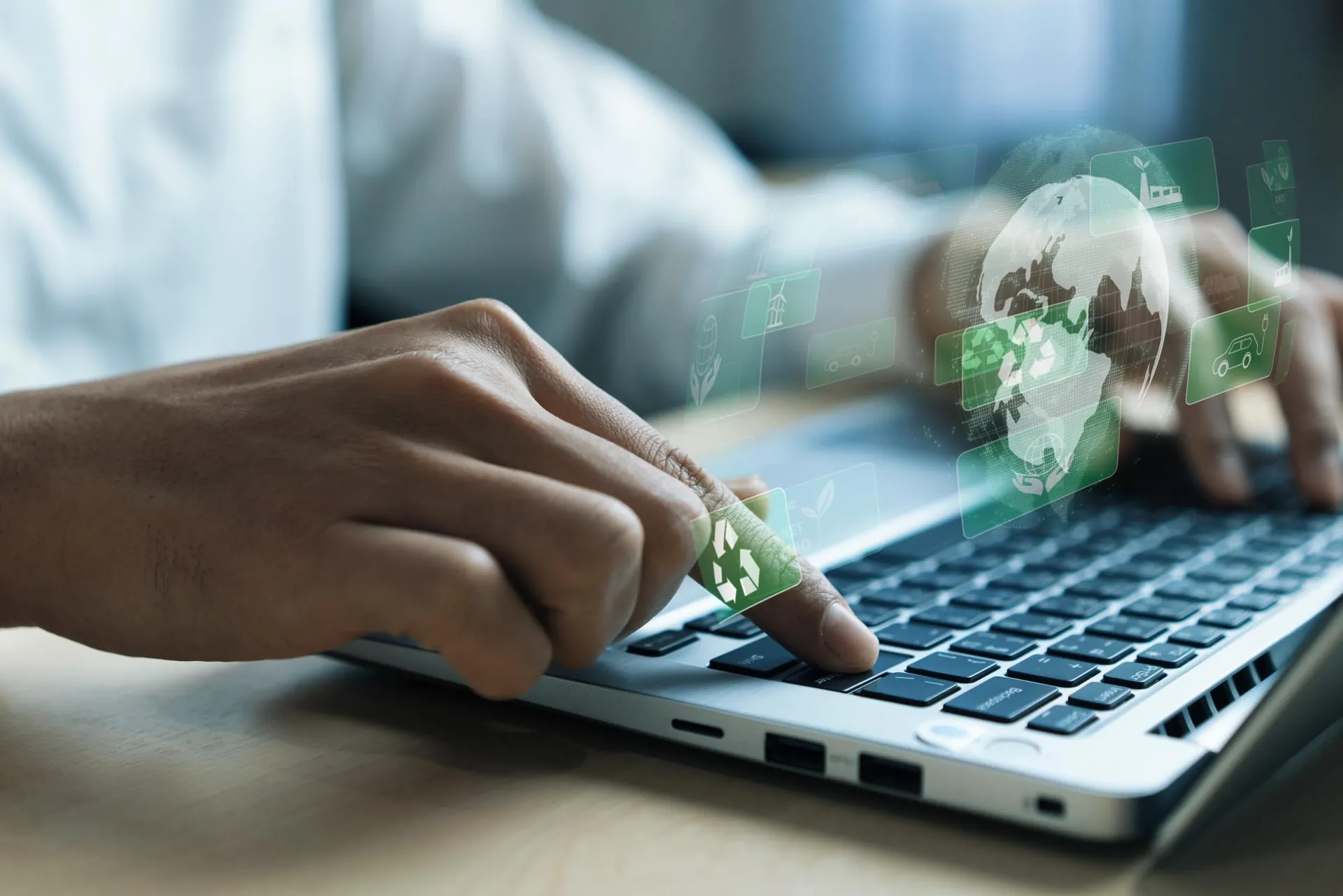 Numérique responsable sur ordinateur portable avec icônes écologiques et recyclage – entreprise informatique à Strasbourg