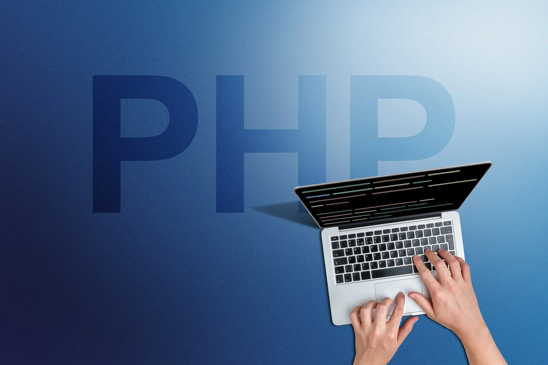 Fond d’écran représentant du code PHP avec un ordinateur portable Vue de dessus de deux mains tapant sur un ordinateur portable ouvert affichant du code. L'ordinateur portable est positionné en bas à droite sur un fond bleu uni qui contient les grandes lettres transparentes "PHP".